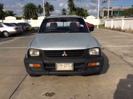 ขายรถกระบะมิตซูสตราด้า ตอนเดียว ปี97 เครื่องเดิม 2.5 เกียร์ธรรมดา ภายในสวย แอร์เย็น สีต้องทำ กันร้อนเดิม ล้อแม็ก15" เครื่องแน่นวิ่งดี เกียร์แน่น ช่วงล่างดี รถขับดีครับ เอกสารพร้อม ขายถูกครับ