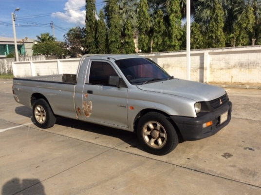 ขายรถกระบะมิตซูสตราด้า ตอนเดียว ปี97 เครื่องเดิม 2.5 เกียร์ธรรมดา ภายในสวย แอร์เย็น สีต้องทำ กันร้อนเดิม ล้อแม็ก15" เครื่องแน่นวิ่งดี เกียร์แน่น ช่วงล่างดี รถขับดีครับ เอกสารพร้อม ขายถูกครับ