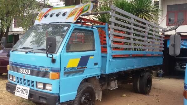 (ร้านรุ่งโรจน์ 082-1057078)ขาย 6 ล้อ ISUZU NKR 110แรง (4 BE1ฝาดำ) เครื่องแห้ง แน่นแรงดีสุดๆ แซสซีสวยๆไม่ผุไม่ดาม พวงมาลัยพาวเวอร์ เกียร์สั้น ดั้มหัวได้ ยางใหม่ๆ6 เส้น รถวิ่งดีขับขี่ง่าย ทะเบียนพร้อมโอนทั่วไทย พร้อมใช้งานสุดๆๆ