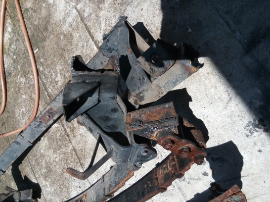 แหนบจิ๊ปมิตซู หน้ากว้าง j53 ตัดแซสซีมา  ใส่cj 5,cj6,cj7 cj3b  หรือรุ่นอื่นๆๆ   มาพร้อมเต้าและโตงเตงครบ สะดวกกว่า ใครแหนบล้า รีบจัดเลยครับ