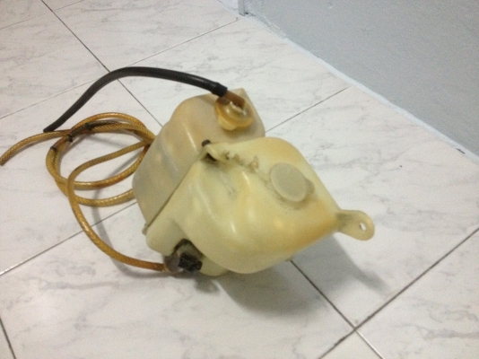 ขายพักนำหม้อนำกับนำปัดนำฝน ผมเรียกชื่อไม่ถูก พร้อมมอเตอรฉีดนำ สภาพไม่แตกไม่กรอบ มอเตอร์ใช้งานใด้ตามปกติ ราคา450บาท โทร0924462525โส กทม