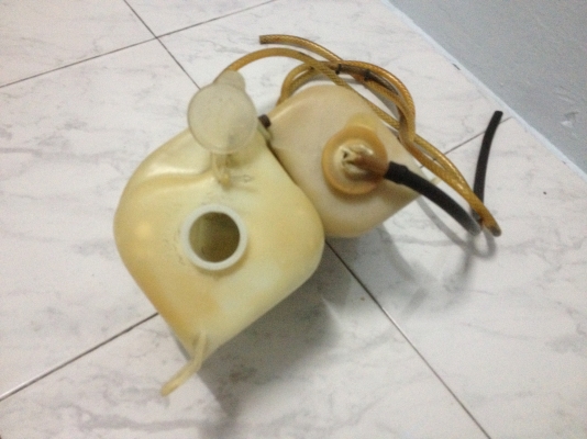 ขายพักนำหม้อนำกับนำปัดนำฝน ผมเรียกชื่อไม่ถูก พร้อมมอเตอรฉีดนำ สภาพไม่แตกไม่กรอบ มอเตอร์ใช้งานใด้ตามปกติ ราคา450บาท โทร0924462525โส กทม