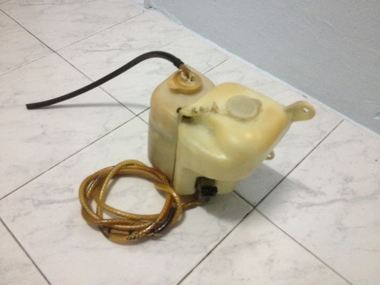 ขายพักนำหม้อนำกับนำปัดนำฝน ผมเรียกชื่อไม่ถูก พร้อมมอเตอรฉีดนำ สภาพไม่แตกไม่กรอบ มอเตอร์ใช้งานใด้ตามปกติ ราคา450บาท โทร0924462525โส กทม