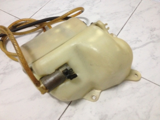 ขายพักนำหม้อนำกับนำปัดนำฝน ผมเรียกชื่อไม่ถูก พร้อมมอเตอรฉีดนำ สภาพไม่แตกไม่กรอบ มอเตอร์ใช้งานใด้ตามปกติ ราคา450บาท โทร0924462525โส กทม