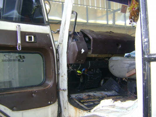 12ล้อ F18  เพลาดียว เครื่อง HO7D   195แรง  ราคา 485,000 บาท