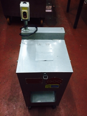 ขายเครื่องหั่นหมู หมูย่าง,หมูสะเต๊ะ สภาพ99\% ราคา 75,00