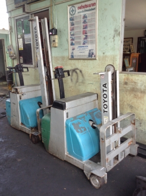 +++ ขาย STACKER ไฟฟ้า TOYOTA  600 กก.  (ขายตามสภาพ)  คันละ  18,000.- บาท ครับ