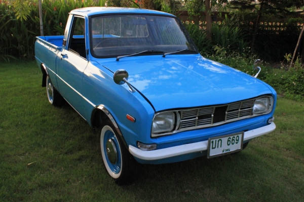 ขายmazda1000เกียร์คอ กระจังอลู กันชนหน้าเล็ก ฝาท้ายเดิม สีใหม่ทะเบียนโอน