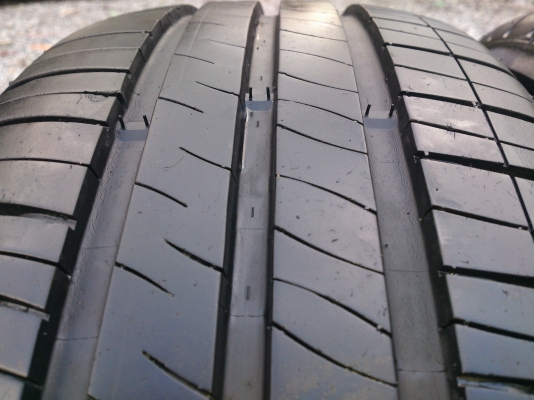 ขายยาง MICHELIN 195/60R15 ยางสัปดาห์ที่24ปี12 ดอกเต็มนิ่มลึกเท่ากันไม่กินข้าง (สภาพยาง90\%) จำนวน 1 ชุด