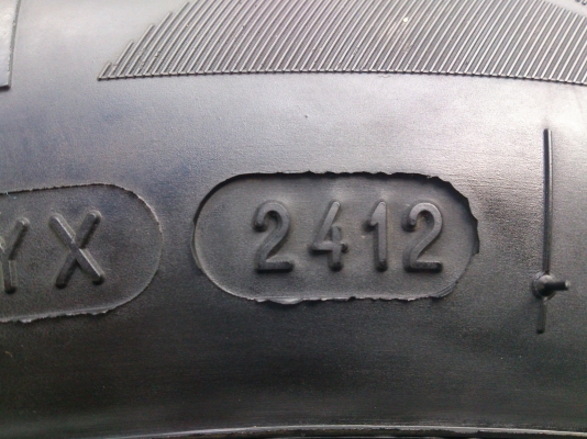 ขายยาง MICHELIN 195/60R15 ยางสัปดาห์ที่24ปี12 ดอกเต็มนิ่มลึกเท่ากันไม่กินข้าง (สภาพยาง90\%) จำนวน 1 ชุด