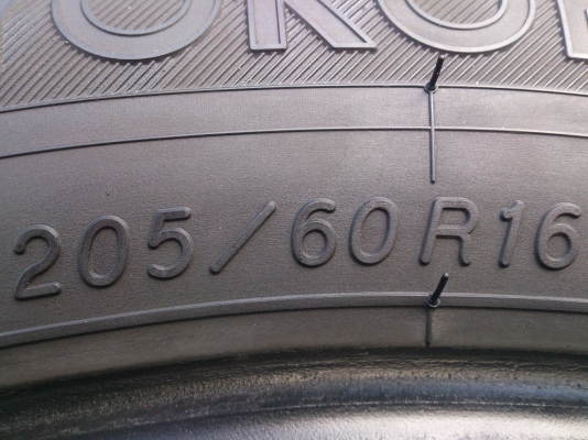 ขายยางYOKOHAMA 205/60R16 ยางสัปดาห์ที่24ปี12 ดอกเต็มนิ่มลึกเท่ากันไม่แตกลายไม่ร้าวไม่กินข้าง (สภาพยาง90\%) จำนวน 1 ชุด