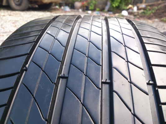 ขายยาง MICHELIN PRIMACY 225/50R17 ยางสัปดาห์ที่35ปี13 ดอกเต็มนิ่มลึกเท่ากันไม่แตกลายไม่ร้าวไม่กินข้าง (สภาพยาง95\%) จำนวน 1 ชุด