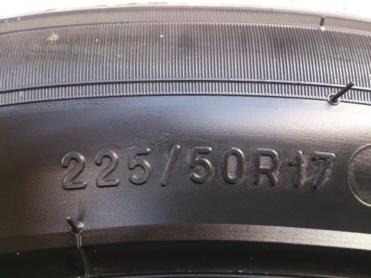 ขายยาง MICHELIN PRIMACY 225/50R17 ยางสัปดาห์ที่35ปี13 ดอกเต็มนิ่มลึกเท่ากันไม่แตกลายไม่ร้าวไม่กินข้าง (สภาพยาง95\%) จำนวน 1 ชุด