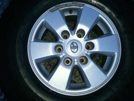 ขายแม็กพร้อมยางTOYOTA 6 รูขอบ15 ยาง255/70R15 ยางสัปดาห์ที่49ปี10 ดอกยางเต็มสวยๆ จำนวน 1 ชุด พร้อมน๊อตแท้ 24 ตัว