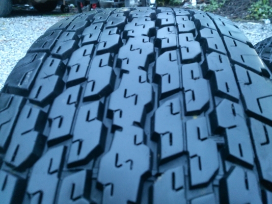 ขายแม็กพร้อมยางTOYOTA 6 รูขอบ15 ยาง255/70R15 ยางสัปดาห์ที่49ปี10 ดอกยางเต็มสวยๆ จำนวน 1 ชุด พร้อมน๊อตแท้ 24 ตัว