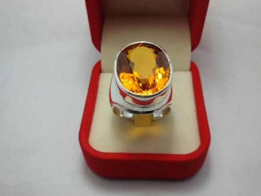 แหวนเงินวงใหญ่พลอยสีบุษราคัม