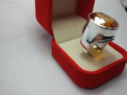 แหวนเงินวงใหญ่พลอยสีบุษราคัม