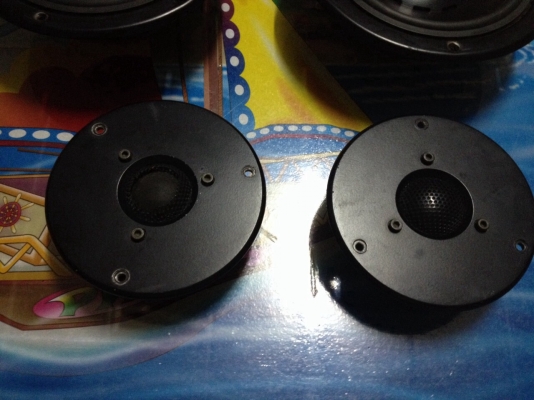 ลำโพงติดรถยนต์ Dynaudio รุ่นเก่าพร้อมแหลมจานเสียงดีรายละเอียดดี