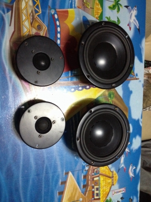 ลำโพงติดรถยนต์ Dynaudio รุ่นเก่าพร้อมแหลมจานเสียงดีรายละเอียดดี