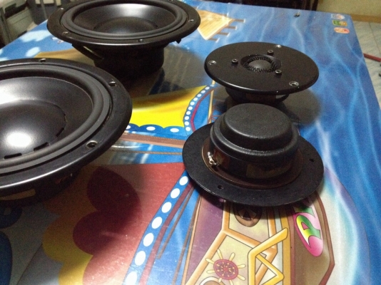 ลำโพงติดรถยนต์ Dynaudio รุ่นเก่าพร้อมแหลมจานเสียงดีรายละเอียดดี