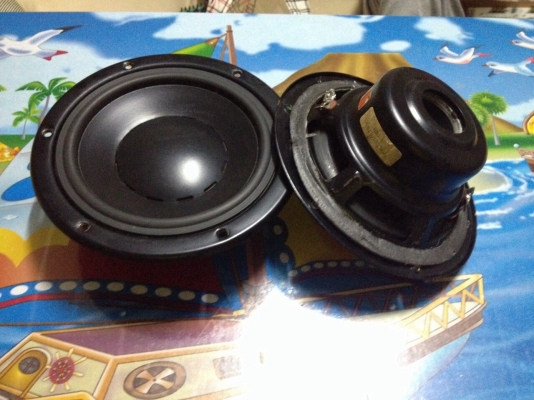 ลำโพงติดรถยนต์ Dynaudio รุ่นเก่าพร้อมแหลมจานเสียงดีรายละเอียดดี