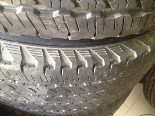 ต้องการขายล้อแม็กปาเจโร่ ขอบ 17 พร้อมยาง 265 65 17 ปี 12 ยางยังนิ่ม