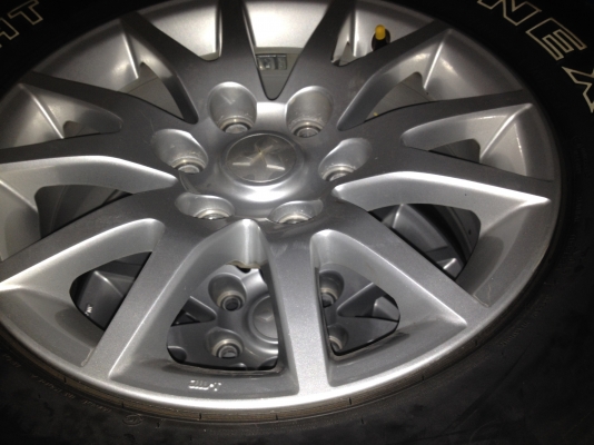 ต้องการขายล้อแม็กปาเจโร่ ขอบ 17 พร้อมยาง 265 65 17 ปี 12 ยางยังนิ่ม