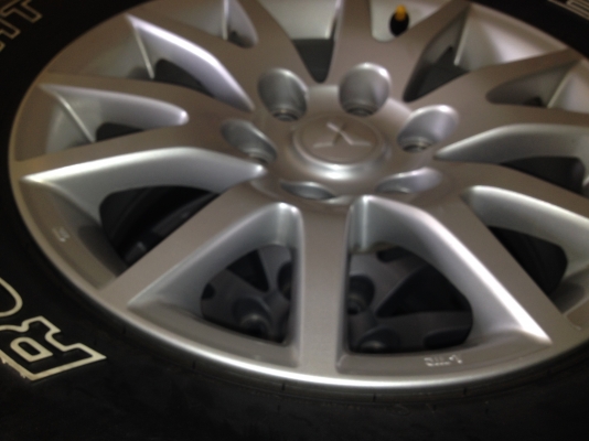 ต้องการขายล้อแม็กปาเจโร่ ขอบ 17 พร้อมยาง 265 65 17 ปี 12 ยางยังนิ่ม