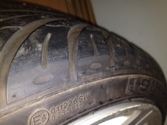 ต้องการขายยาง 225 35 20 สัปดาห์ที่ 42 ปี 13 ต้องการขายยาง 225 35 20 สัปดาห์ที่ 42 ปี 13