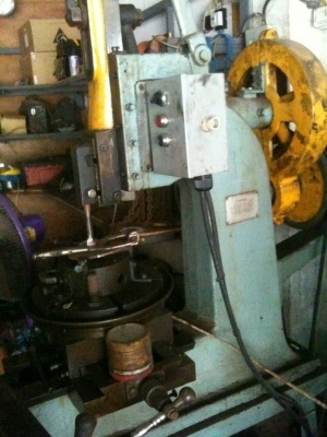 ขายครับขายเครื่องมิลลิ่ง m 2 มีปากกา และคอลเล็ต และเครื่องกระทุ้งขนาด 5" โต๊ะกลม สภาพใช้งานอยู่ ขายคู่ 95000 บาท 0814583376 เอก ปทุม