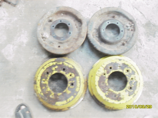 ขายชุดจานเบรคทั้งชุดของ LandRover มีจานเบรคมีก้ามเบรคมีแผงพร้อมแม่ปั้มเบรค ชุดละ 500บ มี2ชุด 1000บ