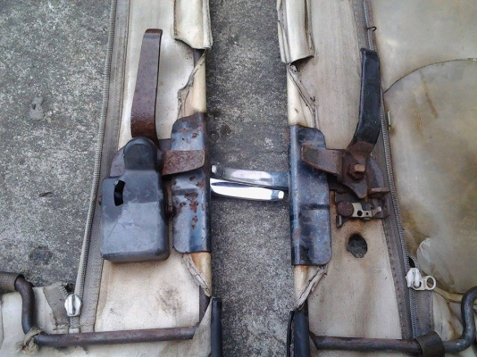 ประตูผ้าใบ Jeep J-series ตามสภาพ โครงไม่ผุ