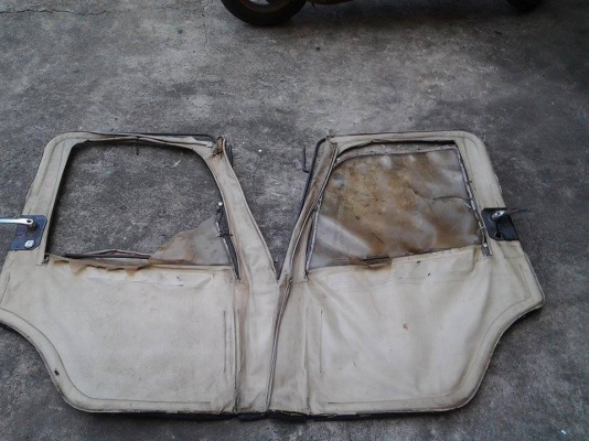 ประตูผ้าใบ Jeep J-series ตามสภาพ โครงไม่ผุ