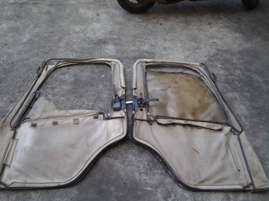 ประตูผ้าใบ Jeep J-series ตามสภาพ โครงไม่ผุ