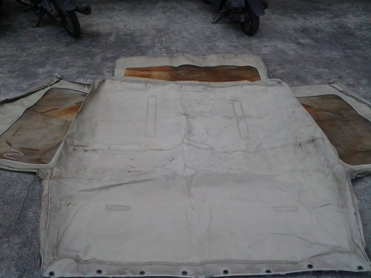 ขายผ้าใบหลังคาเต็มใบ Jeep J-series ตามสภาพ (มาพร้อมเข็มขัดเก็บผ้าใบ) ขายผ้าใบหลังคาเต็มใบ Jeep J-series ตามสภาพ (มาพร้อมเข็มขัดเก็บผ้าใบ)