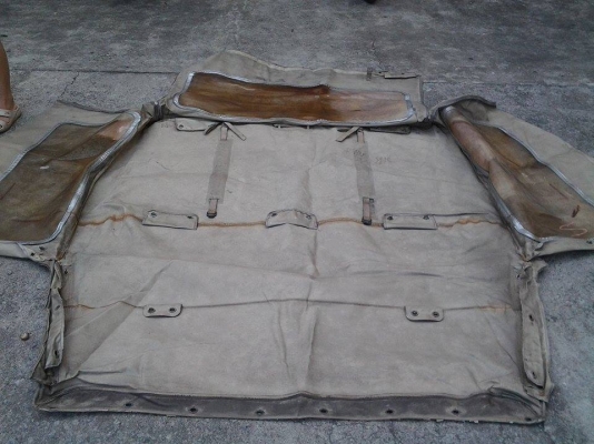 ขายผ้าใบหลังคาเต็มใบ Jeep J-series ตามสภาพ (มาพร้อมเข็มขัดเก็บผ้าใบ)