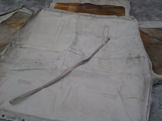 ขายผ้าใบหลังคาเต็มใบ Jeep J-series ตามสภาพ (มาพร้อมเข็มขัดเก็บผ้าใบ) ขายผ้าใบหลังคาเต็มใบ Jeep J-series ตามสภาพ (มาพร้อมเข็มขัดเก็บผ้าใบ)