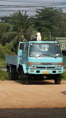 รถอีซูซุ  6  ล้อดั้ม ติดเครน 4 ตัน. 195 แรงม้า. ปี 38  ( รถห้างแท้. )   สนใจติดต่อ  081 - 6079515