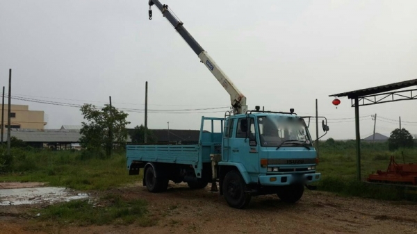 รถอีซูซุ  6  ล้อดั้ม ติดเครน 4 ตัน. 195 แรงม้า. ปี 38  ( รถห้างแท้. )   สนใจติดต่อ  081 - 6079515