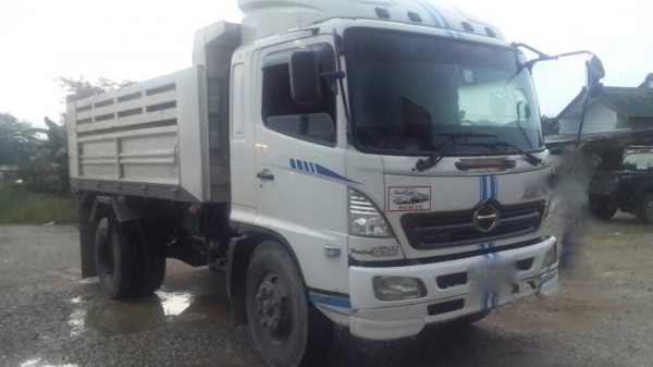 รถฮีโน่ 6  ล้อดั้ม  220 แรงม้า. ปี 50  ( รถวิ่ง 1xx,xxx กม. )  สนใจติดต่อ  081 - 6079515