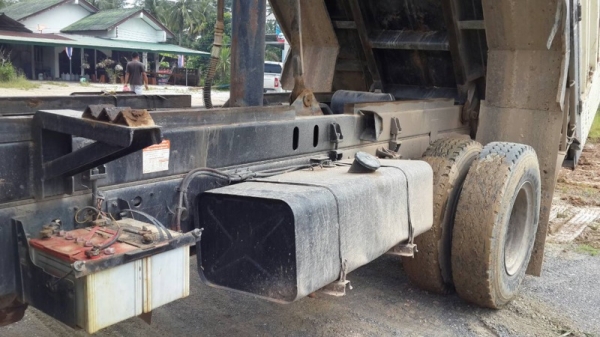 รถฮีโน่ 6  ล้อดั้ม  220 แรงม้า. ปี 50  ( รถวิ่ง 1xx,xxx กม. )  สนใจติดต่อ  081 - 6079515