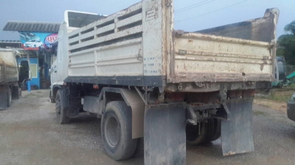 รถฮีโน่ 6  ล้อดั้ม  220 แรงม้า. ปี 50  ( รถวิ่ง 1xx,xxx กม. )  สนใจติดต่อ  081 - 6079515