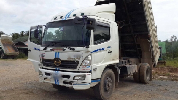 รถฮีโน่ 6  ล้อดั้ม  220 แรงม้า. ปี 50  ( รถวิ่ง 1xx,xxx กม. )  สนใจติดต่อ  081 - 6079515