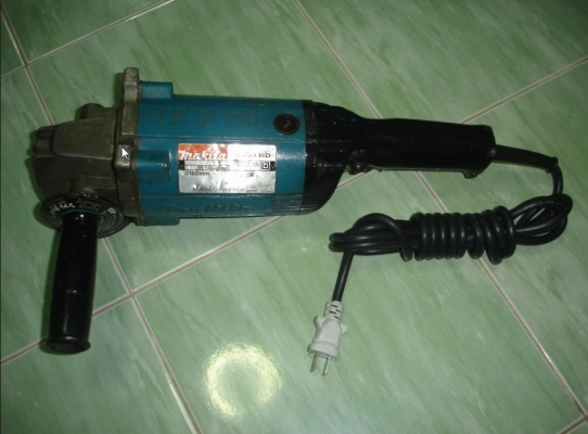 ขายเครื่องเจียรไฟฟ้า ยี่ห้อ makita รุ่น 9607NB ขนาด 7" 1800 วัตต์