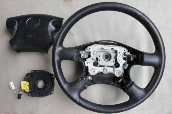 ขายวงพวงมาลัยมี AIRBAG ของ NISSAN SUPER NEO ปี2001 พร้อมสไปร่อน ราคา 1,500 บาท