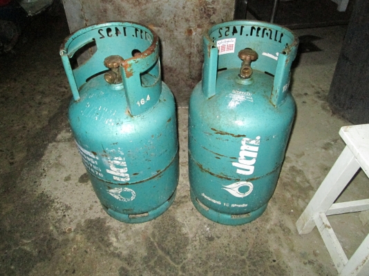 ถังแก็ส  ปตท  สภาพใหม่   กลาง 2 ใบ   ใหญ่ 1 ใบ