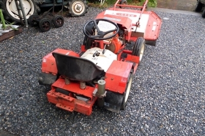 ขาย รถตัดหญ้า RB131  เครื่อง OREC GH 400 9.56 KW (13.0 PH ) แบบนั่งขับ เดินหน้า 3 เกียร์ ถอยหลัง 1 เกียร์ ใบตัดยกไฮโดรลิค สตาร์ทไฟฟ้า ราคา 65,000