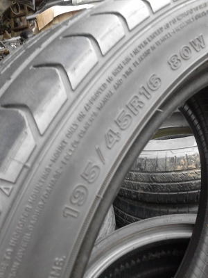 195/45R16 DUNLOP SP SPORT 2050 มี 2 เส้น ปี2011 TEL.081-427-3941 195/45R16 DUNLOP SP SPORT 2050 มี 2 เส้น ปี2011 TEL.081-427-3941