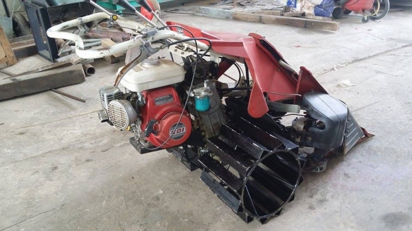 รถเกี่ยวข้าวเดินตามแบบมัดข้าวในตัว Honda เก่าญี่ปุ่น เป็นล้อเหล็ก เกี่ยวมัดแถวเดียว สภาพดี เครื่องพร้อมใช้งาน รถเกี่ยวข้าวเดินตามแบบมัดข้าวในตัว Honda เก่าญี่ปุ่น เป็นล้อเหล็ก เกี่ยวมัดแถวเดียว สภาพดี เครื่องพร้อมใช้งาน