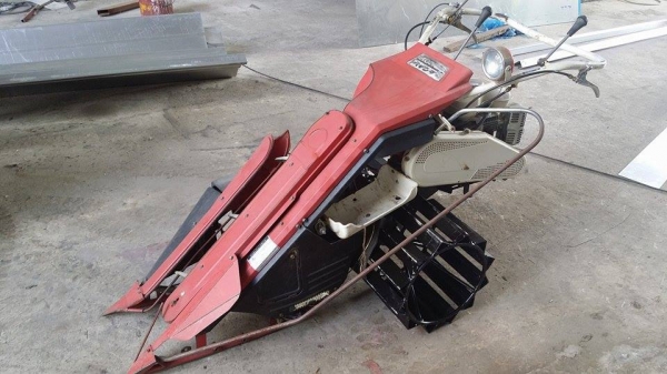 รถเกี่ยวข้าวเดินตามแบบมัดข้าวในตัว Honda เก่าญี่ปุ่น เป็นล้อเหล็ก เกี่ยวมัดแถวเดียว สภาพดี เครื่องพร้อมใช้งาน รถเกี่ยวข้าวเดินตามแบบมัดข้าวในตัว Honda เก่าญี่ปุ่น เป็นล้อเหล็ก เกี่ยวมัดแถวเดียว สภาพดี เครื่องพร้อมใช้งาน